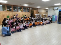 학교소식 > 유치원/초등학교 > 도련초병설유치원, 찾아오는 유아문화체험예술 공연(마술쇼)관람 | 제주교육소식