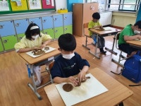 학교소식 > 유치원/초등학교 > 삼성초, 3학년 사회성 향상을 위한 미술 치료 실시 | 제주교육소식