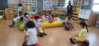 학교소식 > 전체 > 오라초병설유치원, 유치원이 놀이터로 변했어요! 찾아오는 놀이터 체험 운영 | 제주교육소식