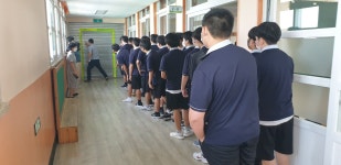 학교소식 > 유치원/초등학교 > 제주동중, 방화셔터 통과 훈련 실시 | 제주교육소식
