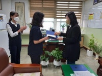 학교소식 > 유치원/초등학교 > 제주동여자중학교 제주은행 장학금 전달 | 제주교육소식