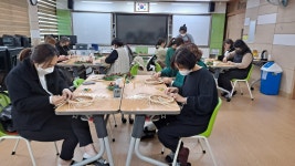 학교소식 > 유치원/초등학교 > 한동초, 학부모 학교참여활동사업「크리스마스 리스 라탄공예」행사 운영 | 제주교육소식