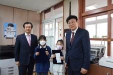 학교소식 > 유치원/초등학교 > 추자초 신양분교장 재학생에게 장학금 전달 | 제주교육소식