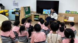 학교소식 > 유치원/초등학교 > 함덕초등학교병설유치원, 책 읽어주는 부모님 활동 운영 | 제주교육소식