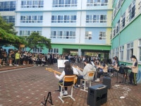 학교소식 > 유치원/초등학교 > 제주서중학교, 봄날 등교 맞이 밴드 아폴론 버스킹 공연 실시 | 제주교육소식