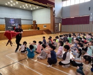 학교소식 > 유치원/초등학교 > 월랑초등학교병설유치원, 유·초 연계 찾아오는 마술공연 관람 | 제주교육소식