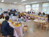 학교소식 > 전체 > 중문초병설유치원, ‘환경지킴이-비단이끼테라리움 만들기’ 가족 참여 수업 실시 | 제주교육소식