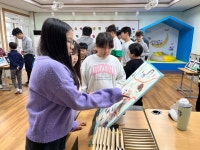 학교소식 > 유치원/초등학교 > 신례초, 마을 그림 지도 손수건 원화 전시회 개최 | 제주교육소식