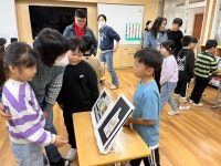학교소식 > 유치원/초등학교 > 신례초, 마을 그림 지도 손수건 원화 전시회 개최 | 제주교육소식