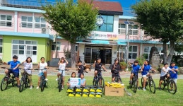학교소식 > 유치원/초등학교 > 귀덕초, 초록우산 주최 ‘신동아문구 후원 자전거 지원사업’ 귀덕초에 자전거 10세트 전달 | 제주교육소식