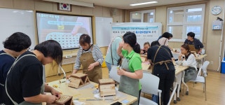 학교소식 > 유치원/초등학교 > 신례초, 지역사회개방형도서관 학부모 강좌‘라탄 케인 북스탠드 만들기 체험’ 운영 | 제주교육소식