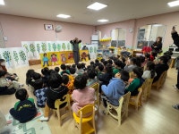 학교소식 > 유치원/초등학교 > 제주YMCA유치원, (가칭) 영유아학교 시범사업의 일환으로 지혜어린이집 원생들과 빨간모자 성교육 인형극 관람 및... 