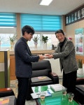 학교소식 > 유치원/초등학교 > 제일제주인 현부지 님, 매년 함덕초등학교에 장학금 기탁 | 제주교육소식