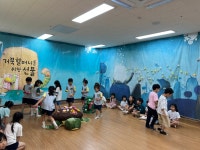 학교소식 > 유치원/초등학교 > 제주형 한울타리 유치원 『재미잇는 꿈 자람터』, 유치원과 초등학교가 함께 만든 무대, 거북할머니에게 전하는... 