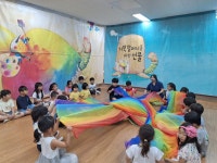 학교소식 > 유치원/초등학교 > 제주형 한울타리 유치원 『재미잇는 꿈 자람터』, 유치원과 초등학교가 함께 만든 무대, 거북할머니에게 전하는... 