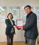 학교소식 > 전체 > 신엄중학교, 학교 발전 헌신한 지역 인사 2인에 감사패 전달 | 제주교육소식