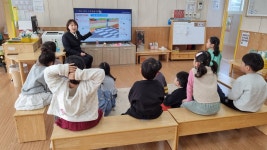 학교소식 > 유치원/초등학교 > “손을 번쩍, 좌우 살피고 건너요” 한림초등학교병설유치원 교통안전교육 실시 | 제주교육소식