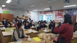 자료실 > 우수사례공유 > 제주외고, 교육의 3주체가 함께하는 라탄 공예 체험 | 학부모지원센터