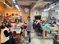 자료실 > 우수사례공유 > 함덕초, 학부모 가죽공예교실 운영 | 학부모지원센터