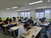 자료실 > 우수사례공유 > 서귀포 대신중학교, 학부모 학교참여 교육활동 (라탄공예 벽시계만들기) | 학부모지원센터