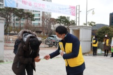 순천교육지원청, 순천왕운중학교 등교맞이 동참 - KNS뉴스통신 순천교육지원청, 순천왕운중학교 등교맞이 동참