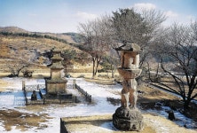 국가유산채널 > 참여 > 자료실 > 사진 자료 > 상세보기: 합천 영암사지의 3층석탑과 석등 국가유산채널