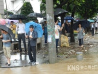 [포토] 서울 남부터미널 앞 침수, 통행.차량 통제불능 사태 - KNS뉴스통신 [포토] 서울 남부터미널 앞 침수, 통행.차량 통제불능 사태