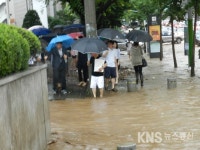 [포토] 서울 남부터미널 앞 침수, 통행.차량 통제불능 사태 - KNS뉴스통신 [포토] 서울 남부터미널 앞 침수, 통행.차량 통제불능 사태