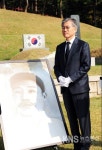 [포토뉴스] 안중근 의사 묘역 앞의 민주통합당 문재인 후보 - KNS뉴스통신 [포토뉴스] 안중근 의사 묘역 앞의 민주통합당 문재인 후보