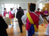 [포토] 강화선원면 풍물동아리, 경로당 위문공연 펼쳐 - KNS뉴스통신 [포토] 강화선원면 풍물동아리, 경로당 위문공연 펼쳐
