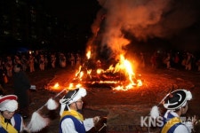 [화보] 정월대보름 달집태우기...인천 - KNS뉴스통신 [화보] 정월대보름 달집태우기...인천