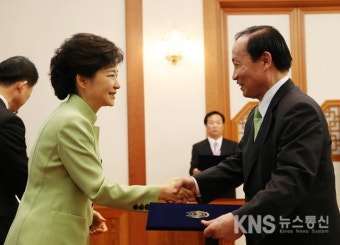 [포토뉴스] 이경재 방통위원장에게 임명장 수여하는 박근혜 대통령 - KNS뉴스통신 [포토뉴스] 이경재 방통위원장에게 임명장 수여하는 박근혜...