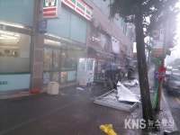 [포토]-인천시 가좌동 건지공원 인근, 간판 떨어져 길가던 시민 4명 부상 - KNS뉴스통신 [포토]-인천시 가좌동 건지공원 인근, 간판 떨어져... 