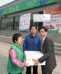 수원축산농협 곡반정점, 새마을부녀회에 사랑의 고기 전달 - KNS뉴스통신 수원축산농협 곡반정점, 새마을부녀회에 사랑의 고기 전달