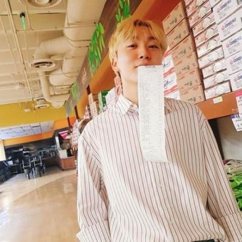 세븐틴 승관, 영수증 입에 문 치명적인 귀여움 눈길 