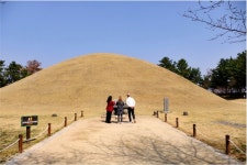 롯데자판기 경주여고점 | [포토] 봄날의 경주 수학여행-1, 대릉원 외 - KNS뉴스통신 [포토] 봄날의 경주 수학여행-1, 대릉원 외