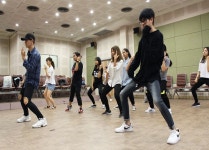 활동 - 직접 경험하는 ‘K-POP 댄스 강좌’ | 국제문화홍보정책실 직접 경험하는 ‘K-POP 댄스 강좌’