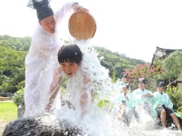 코리아넷뉴스 - [사진으로 보는 한국] 삼복더위 날리는 시원한 등목 | 국제문화홍보정책실 [사진으로 보는 한국] 삼복더위 날리는 시원한 등목