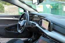 실내 노출된 폭스바겐 8세대 골프, 10월 공개