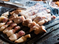 サムギョプサル(豚の三枚肉)｜韓国料理・グルメガイド｜韓国旅行「コネスト」 サムギョプサル(豚の三枚肉)｜韓国料理・グルメガイド