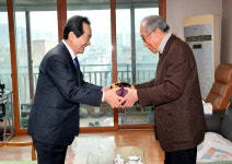 독립유공자 김영관 지사 가정 방문 - 사진 | 멀티미디어 | 대한민국 정책브리핑 독립유공자 김영관 지사 가정 방문