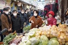 김정숙 여사, 동원전통종합시장 방문 및 상인 격려 - 사진 | 멀티미디어 | 대한민국 정책브리핑 김정숙 여사, 동원전통종합시장 방문 및 상인 격려