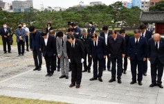 홍주의사총 참배 - 사진 | 멀티미디어 | 대한민국 정책브리핑 홍주의사총 참배 