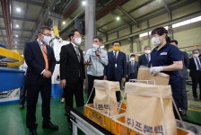 뿌리기업인 ㈜프론텍 현장방문 - 사진 | 멀티미디어 | 대한민국 정책브리핑 뿌리기업인 ㈜프론텍 현장방문