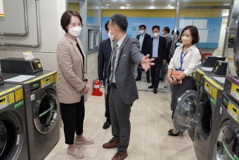추석 계기 대학생 연합기숙사 격려방문 - 포토 | 뉴스 | 대한민국 정책브리핑 추석 계기 대학생 연합기숙사 격려방문