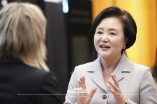 김정숙 여사, 헝가리 국가기록원 방문 - 사진 | 멀티미디어 | 대한민국 정책브리핑 김정숙 여사, 헝가리 국가기록원 방문