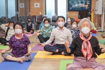 (사)오월어머니집 방문 - 사진 | 멀티미디어 | 대한민국 정책브리핑 (사)오월어머니집 방문