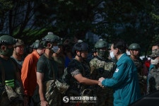 포항 신세계우방아파트 위로 격려방문 - 사진 | 멀티미디어 | 대한민국 정책브리핑 포항 신세계우방아파트 위로 격려방문