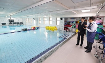 이주호 사회부총리 겸 교육부 장관, 특수학교 현장방문 - 포토 | 뉴스 | 대한민국 정책브리핑 이주호 사회부총리 겸 교육부 장관, 특수학교 현장방문