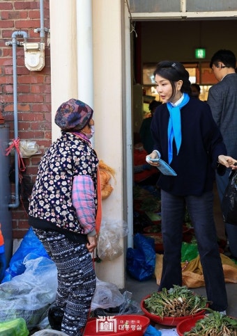 김건희 여사, 전남 순천 아랫장 전통시장 방문 - 사진 | 멀티미디어 | 대한민국 정책브리핑 김건희 여사, 전남 순천 아랫장 전통시장 방문